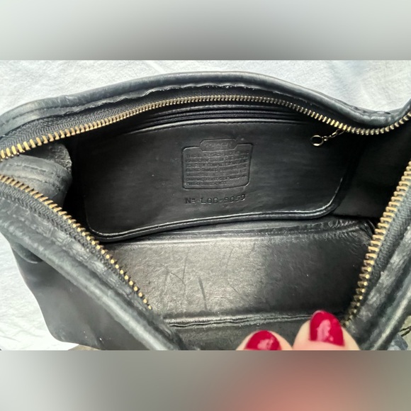 Vintage Coach Black Leather Shoulder Bag with Gold Accents - Picture 4 of 4